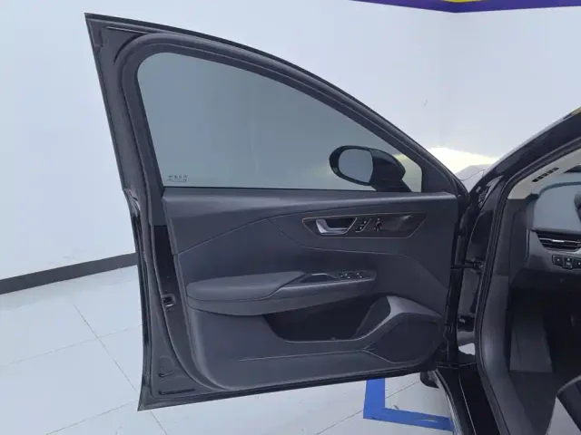 Hongqi E-QM5 — Фото автомобиля 7