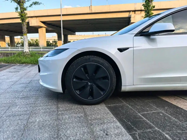 Tesla Model 3 — Фото автомобиля 5