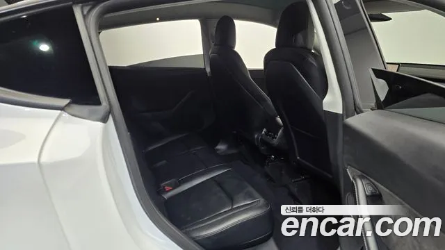 Tesla Model Y — Фото автомобиля 11