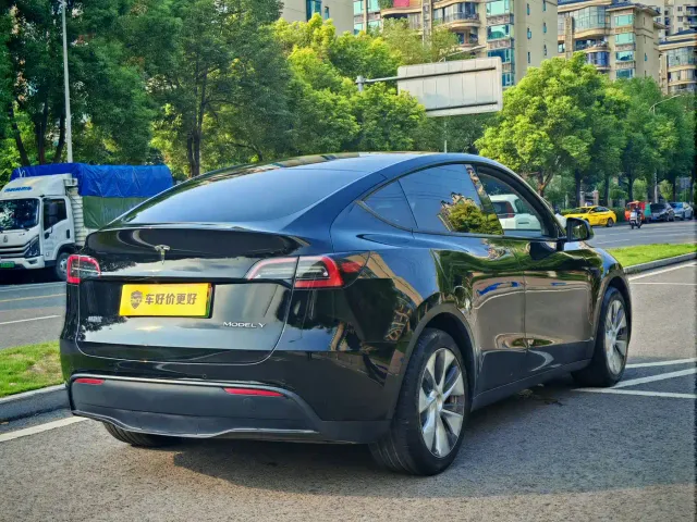 Tesla Model Y — Фото автомобиля 18