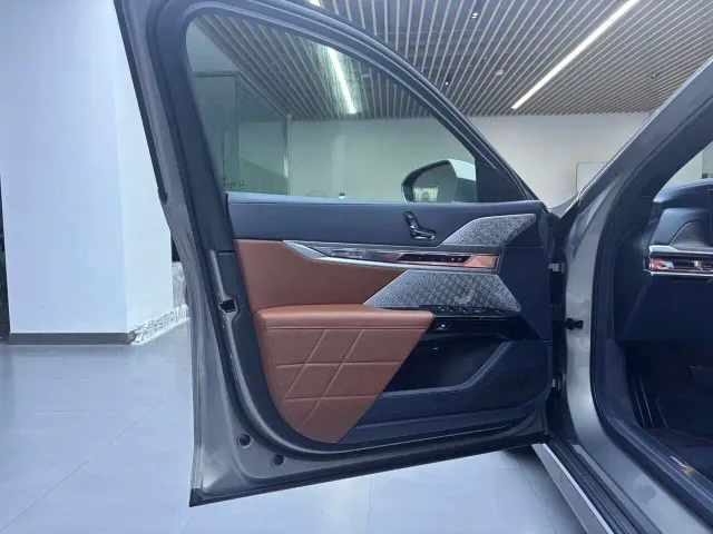 BMW i7 — Фото автомобиля 9