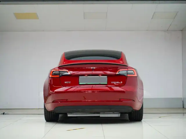 Tesla Model 3 — Фото автомобиля 12