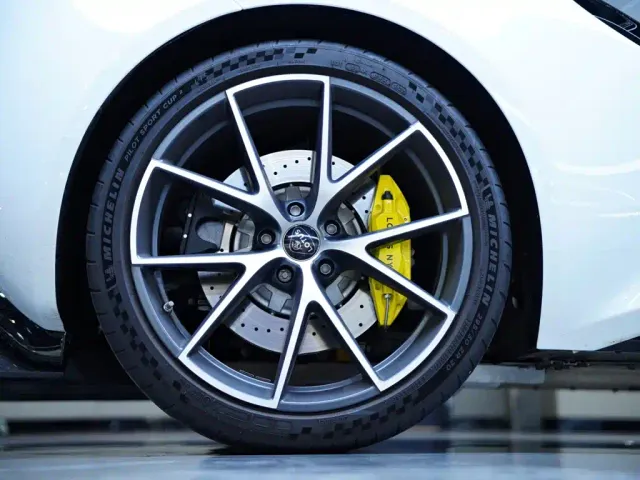 Lotus Emira — Фото автомобиля 11