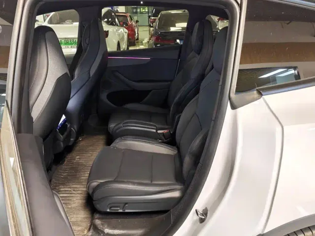 Tesla Model Y L — Фото автомобиля 13