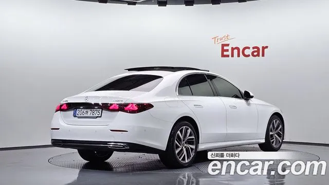 Mercedes-Benz E-Class — Фото автомобиля 2