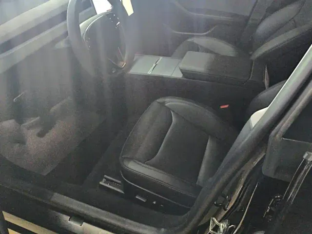 Tesla Model 3 — Фото автомобиля 9