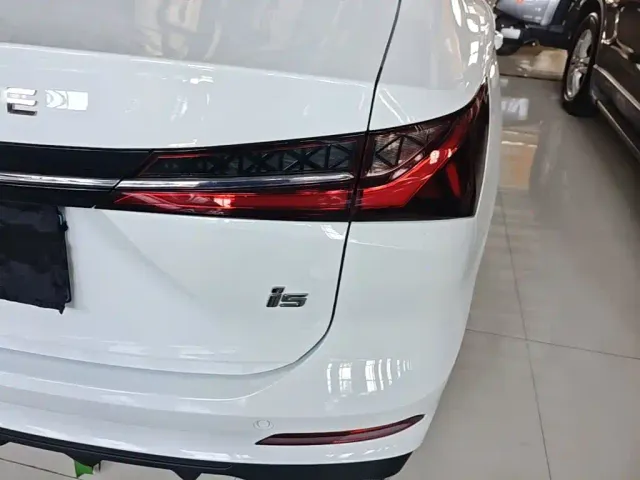Roewe i5 — Фото автомобиля 7