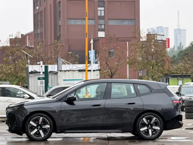 BMW iX — Фото автомобиля 4