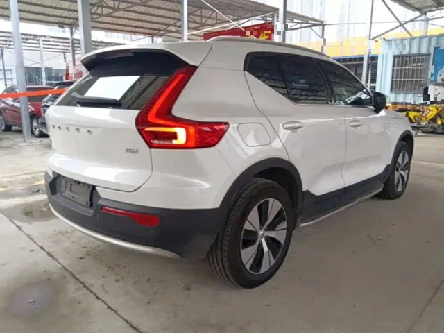 Volvo XC40 — Фото автомобиля 4