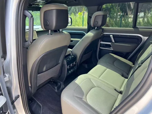 Land Rover Defender — Фото автомобиля 10