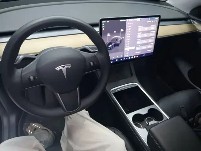 Tesla Model Y — Фото автомобиля 5