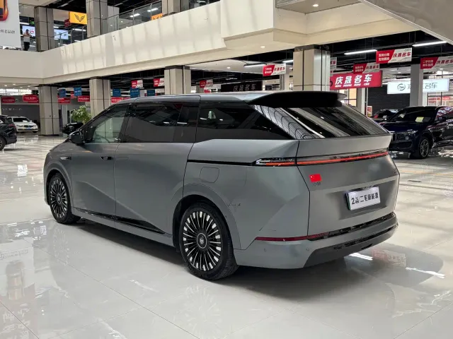 Xpeng X9 — Фото автомобиля 13