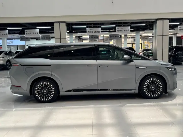 Xpeng X9 — Фото автомобиля 4