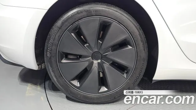 Tesla Model 3 — Фото автомобиля 5