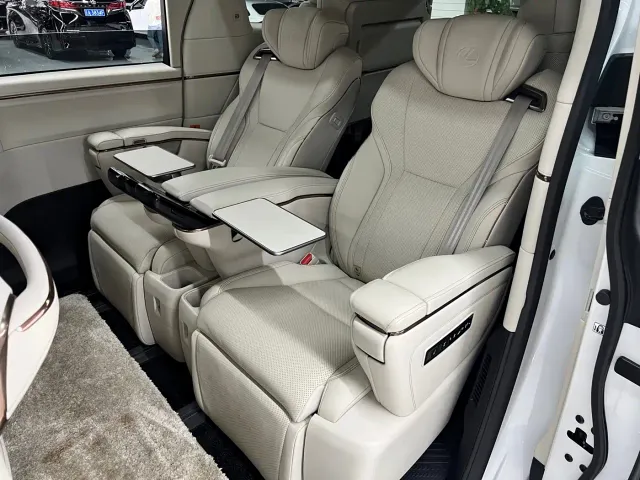 Lexus LM — Фото автомобиля 12