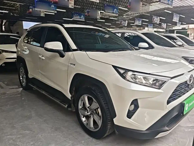 Toyota RAV4 — Фото автомобиля 3