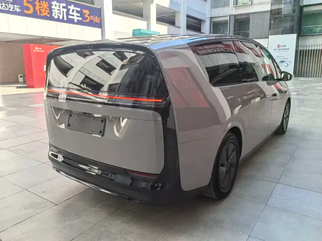 Li Auto MEGA — Фото автомобиля 12