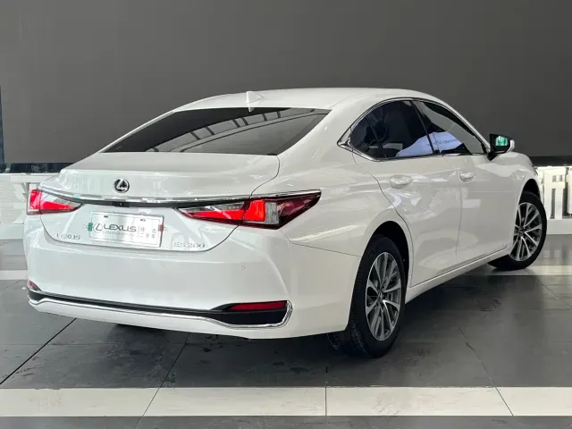 Lexus ES — Фото автомобиля 4