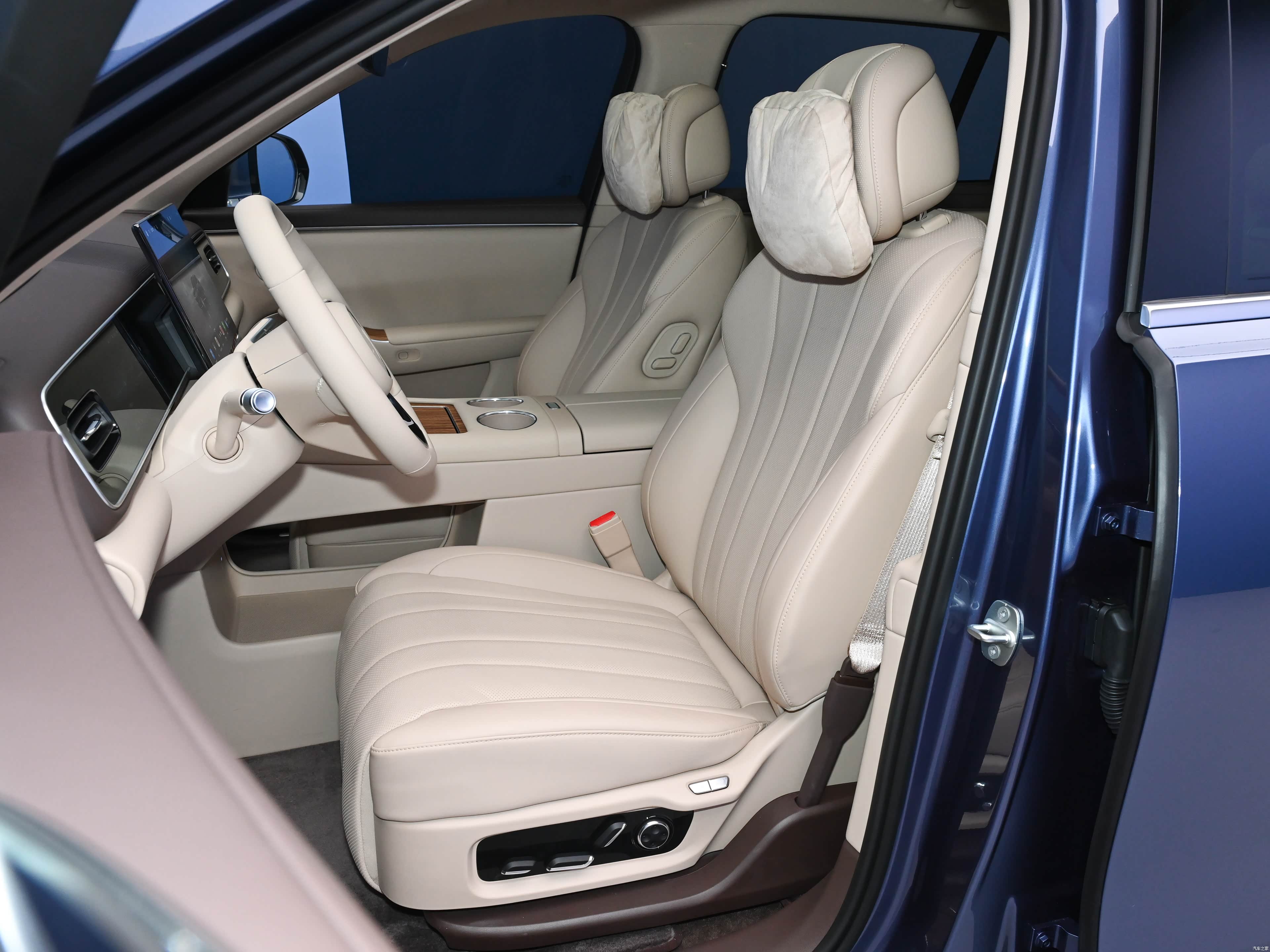 AITO M7 EREV Ultra 5 seats 4wd — Фото автомобиля 7