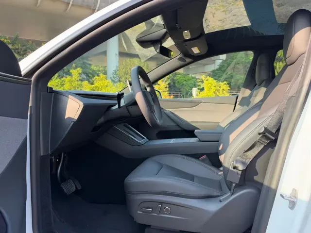 Tesla Model Y — Фото автомобиля 8