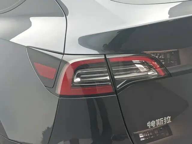 Tesla Model Y — Фото автомобиля 14