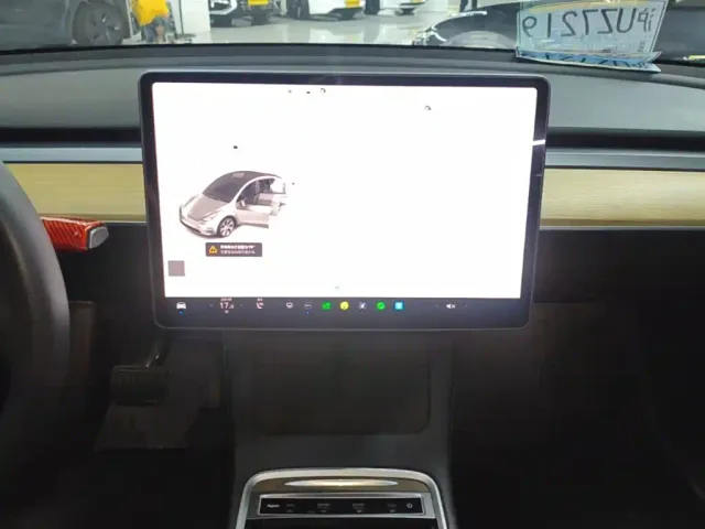 Tesla Model Y — Фото автомобиля 8