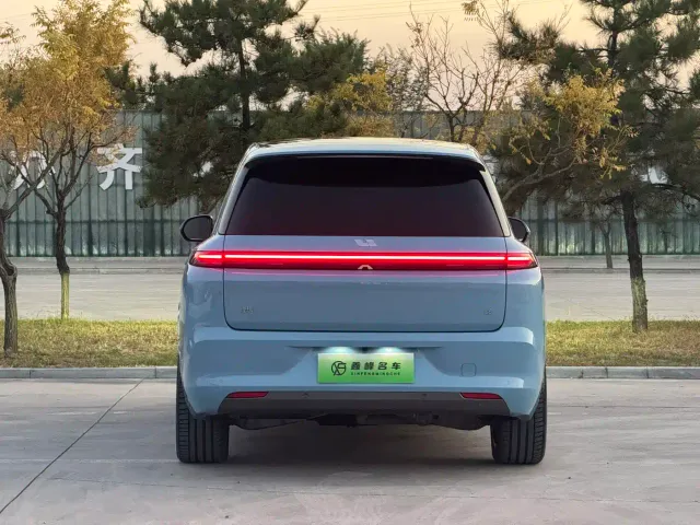 Li Auto L8 — Фото автомобиля 27