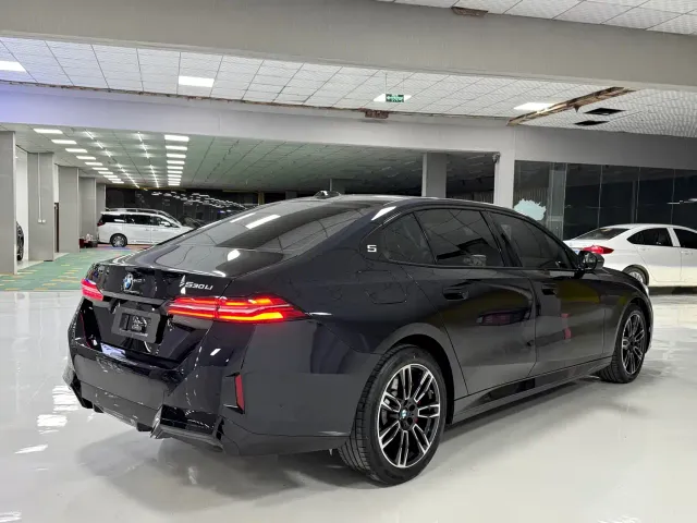 BMW 5 Series — Фото автомобиля 9