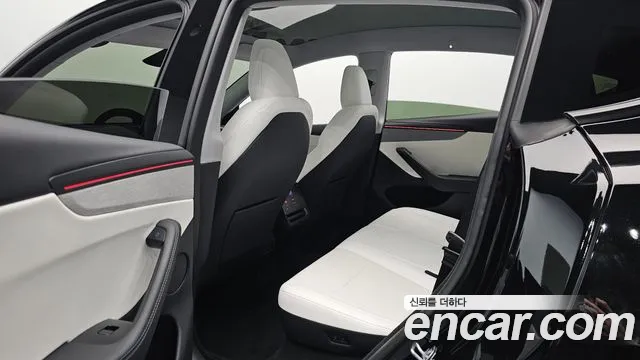 Tesla Model Y — Фото автомобиля 17