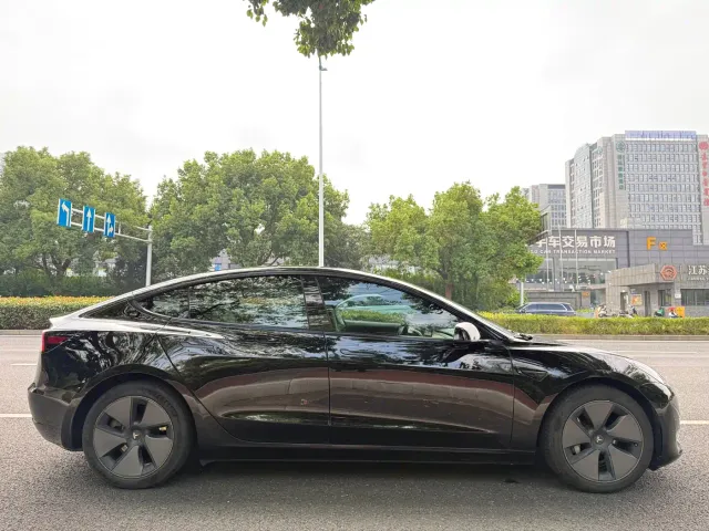 Tesla Model 3 — Фото автомобиля 6