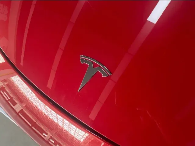 Tesla Model 3 — Фото автомобиля 12