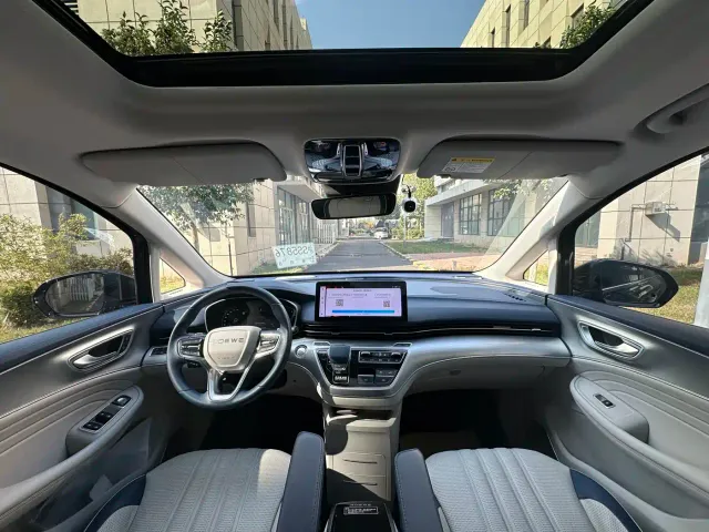Roewe iMAX8 — Фото автомобиля 17