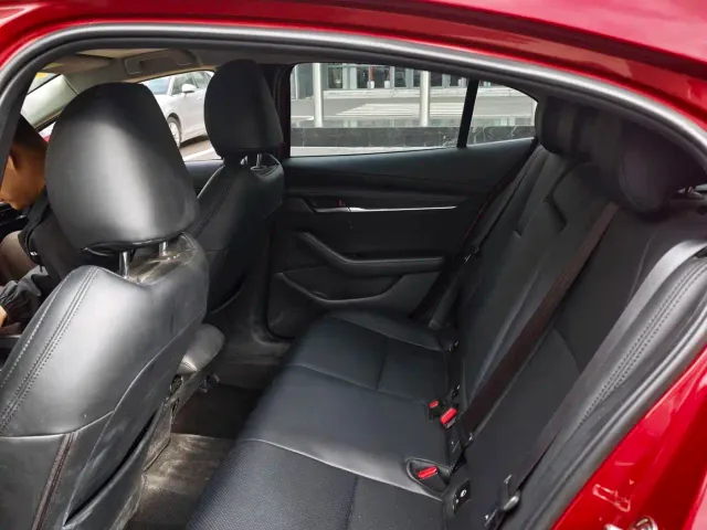 Mazda Axela — Фото автомобиля 8