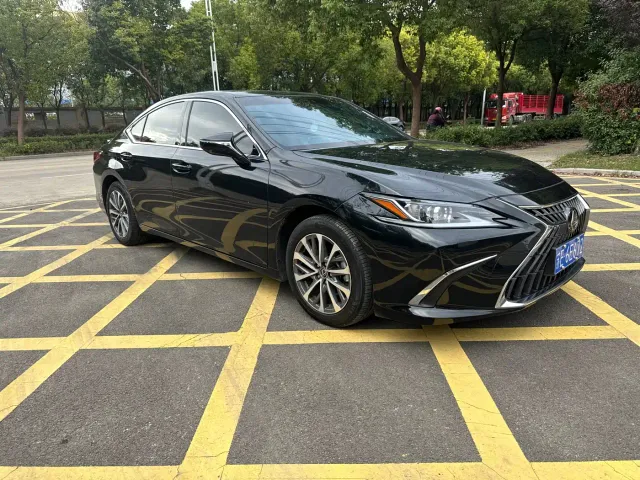 Lexus ES — Фото автомобиля 3