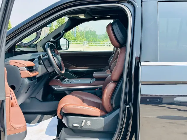 Lincoln Navigator — Фото автомобиля 11