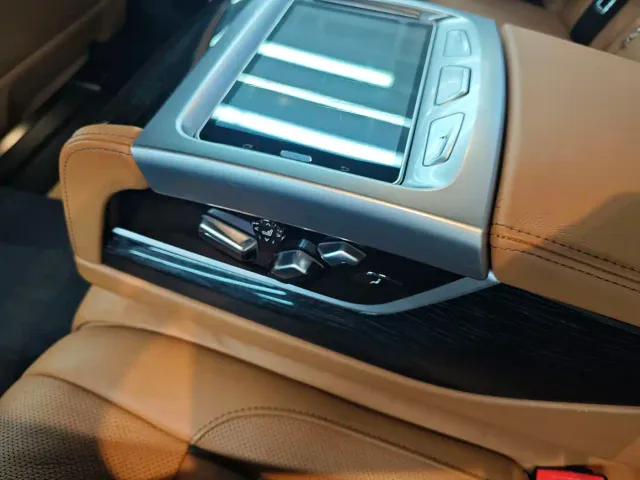 BMW 7 Series — Фото автомобиля 21