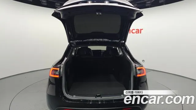 Tesla Model Y — Фото автомобиля 20
