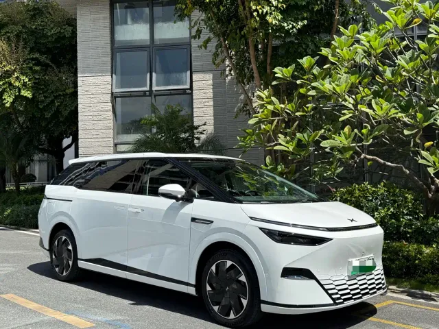 Xpeng X9 — Фото автомобиля 6