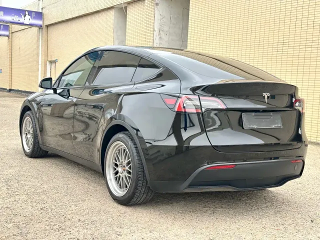 Tesla Model Y — Фото автомобиля 7