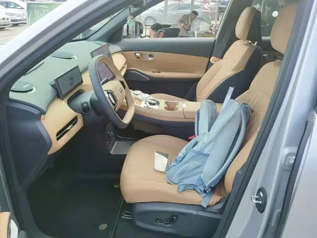 Geely Galaxy Starship 7 EM-i — Фото автомобиля 14