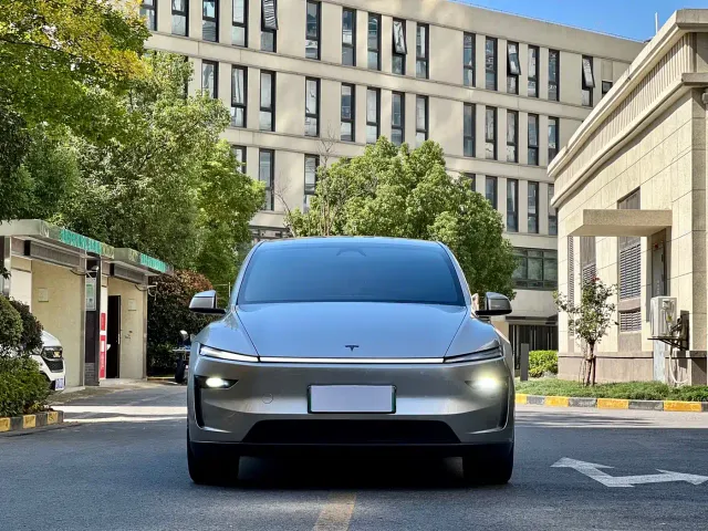 Tesla Model Y L — Фото автомобиля 2