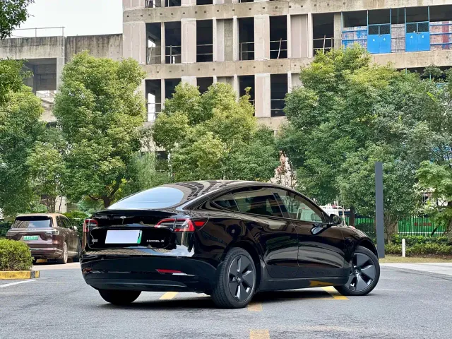 Tesla Model 3 — Фото автомобиля 24