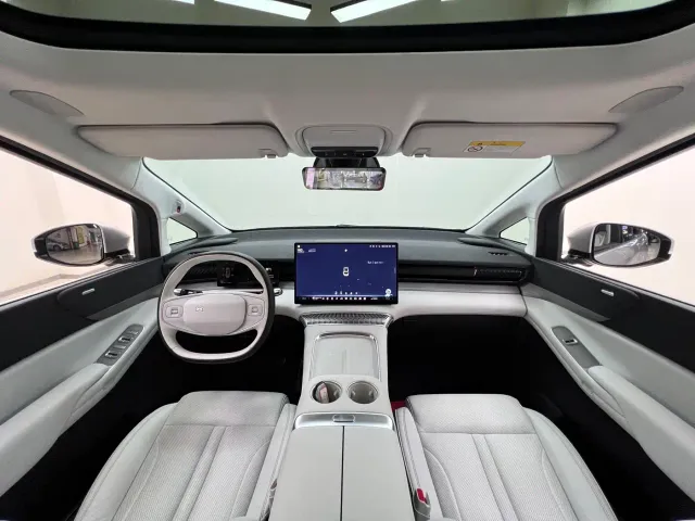 Xpeng X9 — Фото автомобиля 20