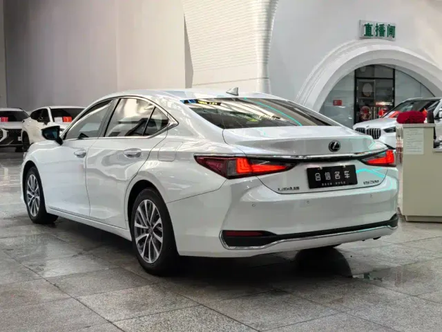 Lexus ES — Фото автомобиля 4
