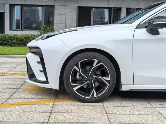 Lynk & Co 03 — Фото автомобиля 6