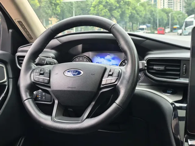 Ford Explorer — Фото автомобиля 9