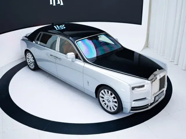 Rolls-Royce Phantom — Фото автомобиля 27