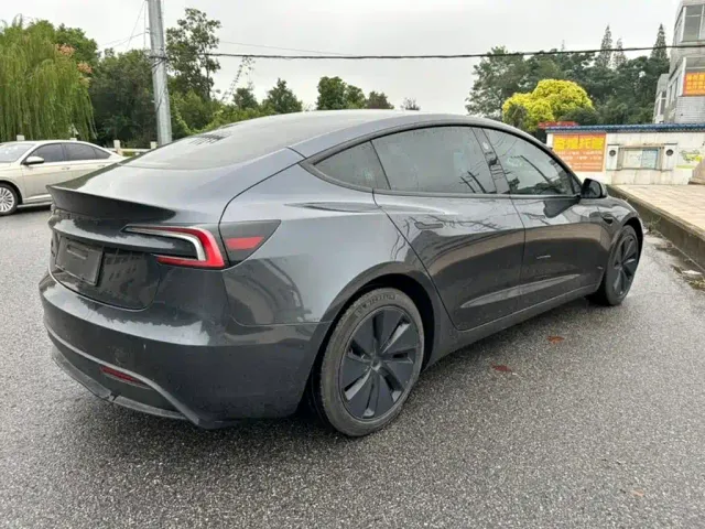 Tesla Model 3 — Фото автомобиля 5