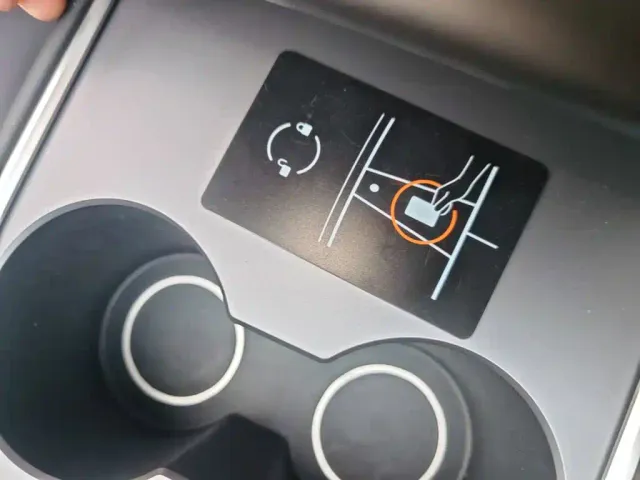 Tesla Model Y — Фото автомобиля 8