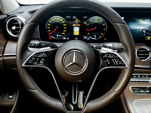 Mercedes-Benz E-Class — Фото автомобиля 16